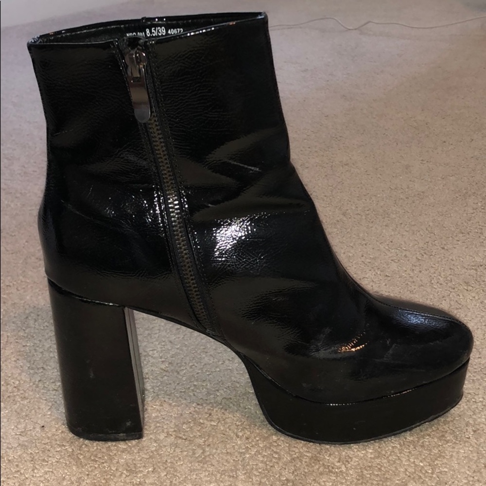 Shiney black platform booties